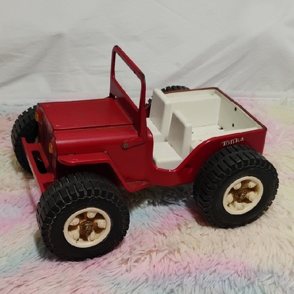 Petite Jeep Tonka vintage années 60 6 longue acier pressé rouge